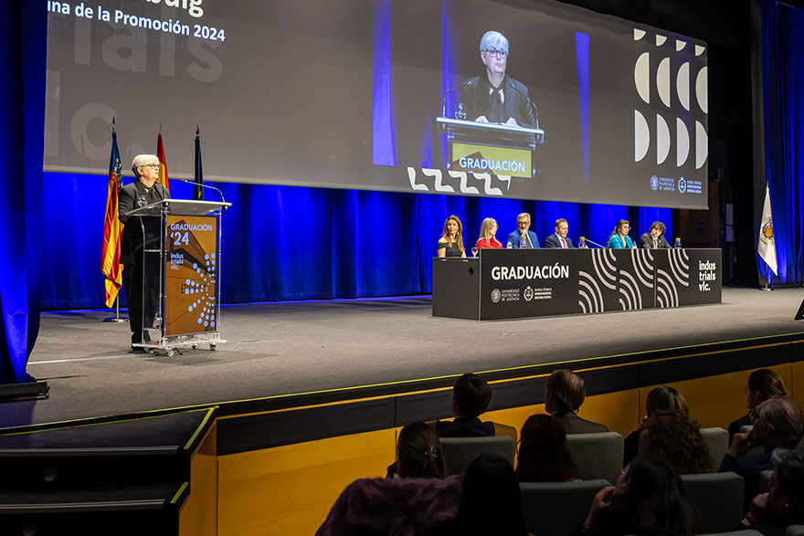 Julia Calabuig en la graduación ETSII-UPV 2024